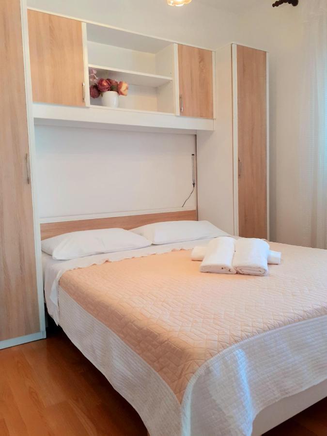 Open Sea Apartmani Grebastica Exterior photo